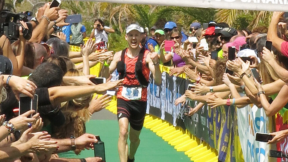 Didrik Hermansen ble heia i mål som vinner av mange og entusiastiske tilskuere. (Foto: ASICS / Fredrik Ölmqvist)