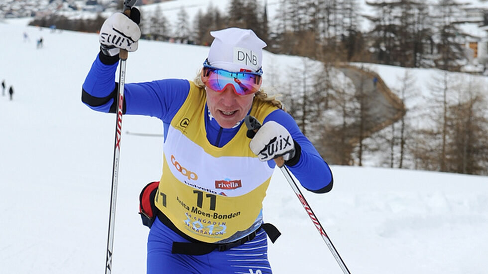 Anita Moen vant Engdadin Skimarathon i 1997, og hun har også deltatt flere ganger etter at hun la opp som aktiv. I år, 48 år gammel, tok hun førsteplassen i kortøypa. (Arkivfoto: Else Husa)