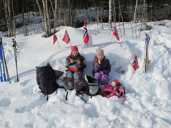 Bilde av to elever i matpause med flagg og plakat.