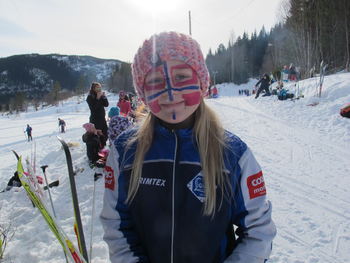 Bilde av jente som har malt norske flagg i ansiktet.