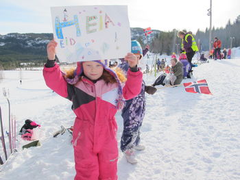 Bilde av tilskuere som heier frem lagene.