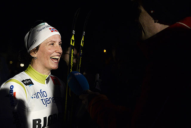 Marit Bjørgen var et ettertraktet intervjuobjekt i Kulåsparken i Sarpsborg onsdag kveld. (Foto: Bjørn Johannessen)