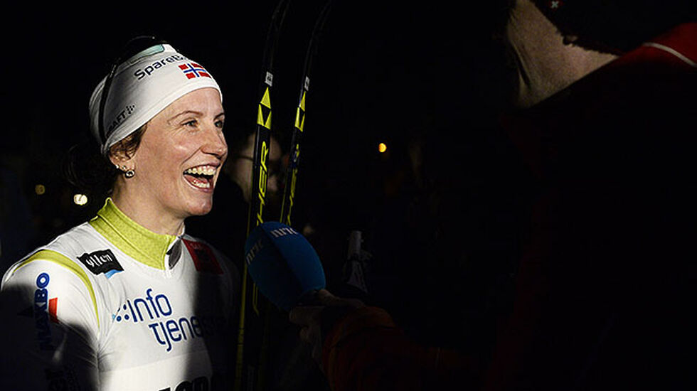 Marit Bjørgen var et ettertraktet intervjuobjekt i Kulåsparken i Sarpsborg onsdag kveld. (Foto: Bjørn Johannessen)