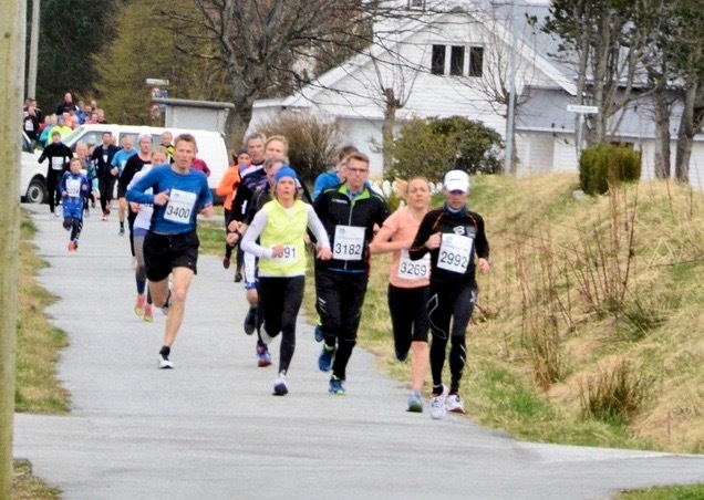 Hovedfeltet i Valderløpet 2015. Vi ser vinnaren av kvinneklassen Tonje Brande med startnummer 3691. Vinnaren av herreklassen, Kristian Nedregård, har allereie passert fotografen som var Asbjørn Røsås.