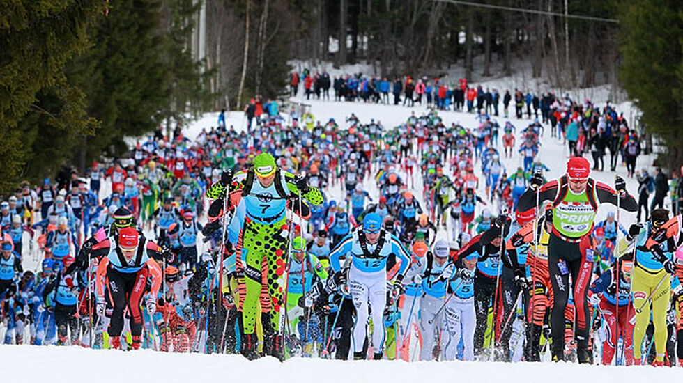 Start elite menn: De beste løperne er på vei opp den første bakken etter ca. 500 m. Totalt var det 9056 som startet fra Rena i dag. (Foto: Kjell Vigestad)