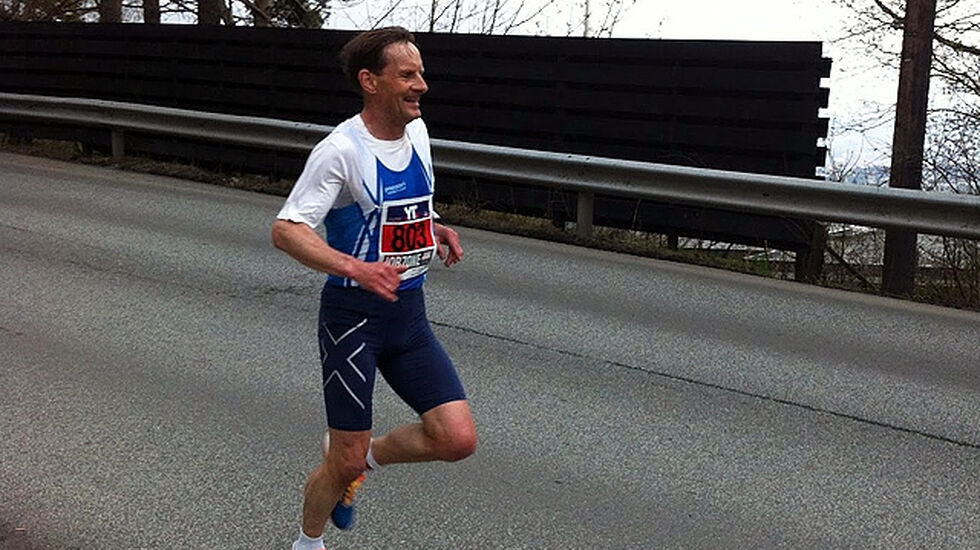 Rolf Bakken har løpt Holmenkollstafetten Single Opp og Ned de siste årene. Her stuper han utfor fra Besserud i 2013. Foto: Fra Rolfs blogg 