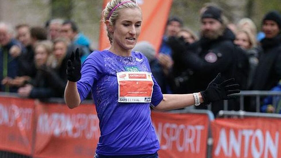 Karoline Bjerkeli Grøvdal i mål som vinner av Sentrumsgateløpet i 2015 på 31.41. (Foto: Per Inge Østmoen)