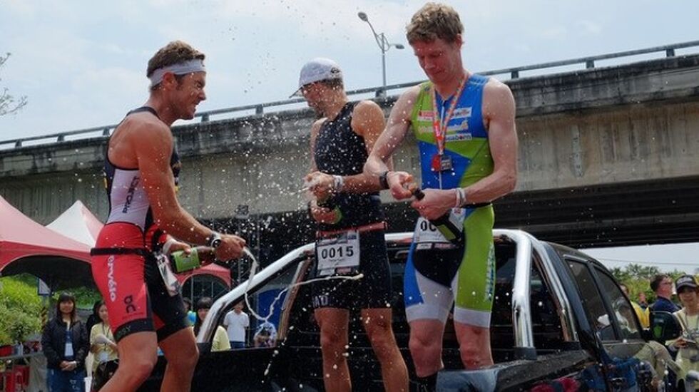 Gudmund Snilstveit (til høyre) feirer på Taiwan sammen med vinneren Peter Kerr (i midten) og toeren Adam Gordon, begge fra Australia (Foto: eu.ironman.com)