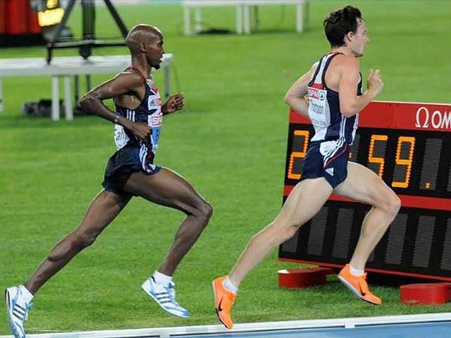 SNERT I STEGET: Å ha sterke og eksplosive legger er ingen ulempeom en skal løpe fort. Her ser vi britene Mo Farah (til venstre)og Chris Thompson lange ut nokså synkront mot gull og sølv på10 000 m i EM i 2010. (Foto: Bjørn Johannessen)