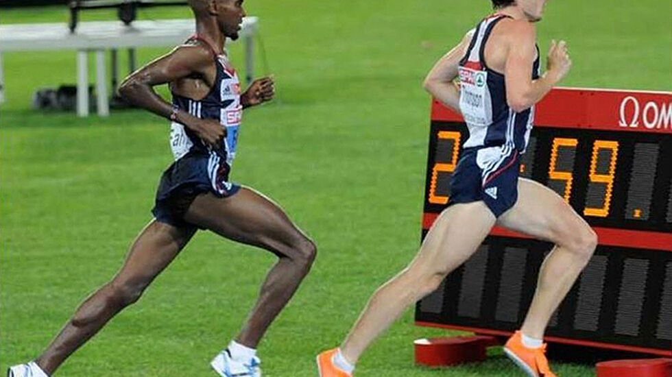 SNERT I STEGET: Å ha sterke og eksplosive legger er ingen ulempeom en skal løpe fort. Her ser vi britene Mo Farah (til venstre)og Chris Thompson lange ut nokså synkront mot gull og sølv på10 000 m i EM i 2010. (Foto: Bjørn Johannessen)