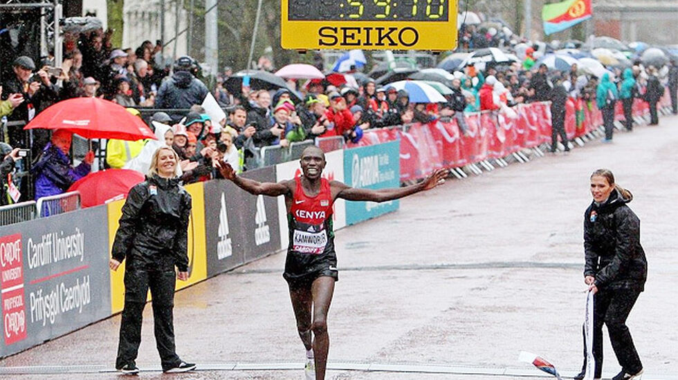 Geoffrey Kamworor tok en klar seier til tross for et fall som kosta han mange sekunder og et blodig kne. (Foto: arrangøren)