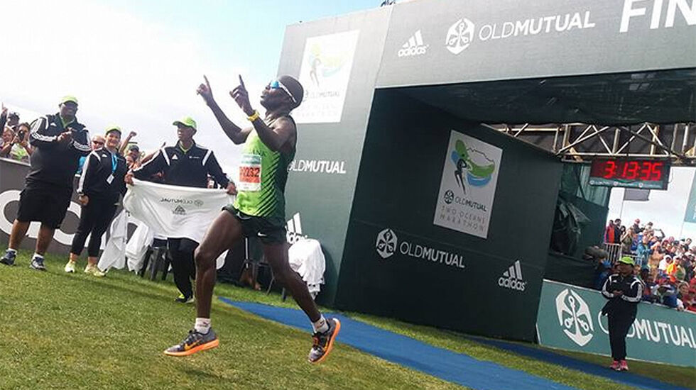 Mike Fokoroni fra Zimbabwe brukte ikke mer enn 3.13.33 da han vant det 56 kilometer lange Two Oceans Marathon. (Foto: arrangøren)  