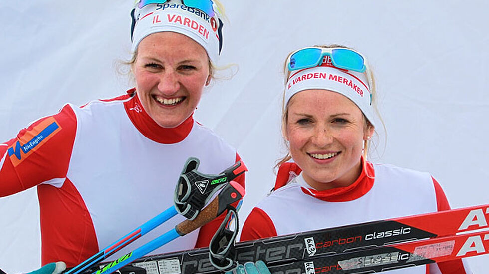 Glade jenter: Endelig ble det gull til Kathrine Harsem og Marte Kristoffersen, etter at de de to foregående årene måtte ta til takke med sølvplassen bak BUL. (Foto: Kjell Vigestad)