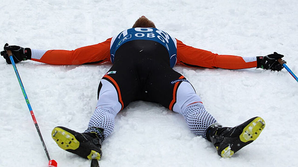 Femmilsmesteren: Også jernmannen Martin Johnsrud Sundby tok horisontalen etter målgang. (Foto: Kjell Vigestad)