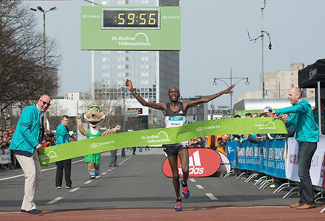 Richard Mengich fra Kenya snek seg både under timen og under sin egen pers da han vant på 59.58. (Foto: SCC-Events/camera4)