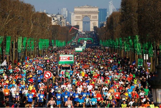 Fra årets Paris Marathon med start på Champs Elysées og Triumfbuen i bakgrunnen. (Foto: ASO/arrangøren)