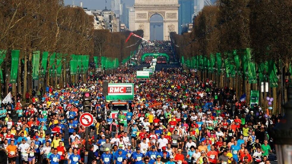 Fra årets Paris Marathon med start på Champs Elysées og Triumfbuen i bakgrunnen. (Foto: ASO/arrangøren)