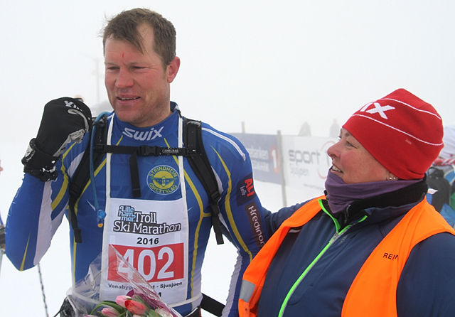 Håvard Hansen, her sammen med rennleder Turi Elise Kaus, etter å ha staket seg til nok en seier fra Venabygdsfjellet til Sjusjøen. (Foto: Kjell Arild Andersen)