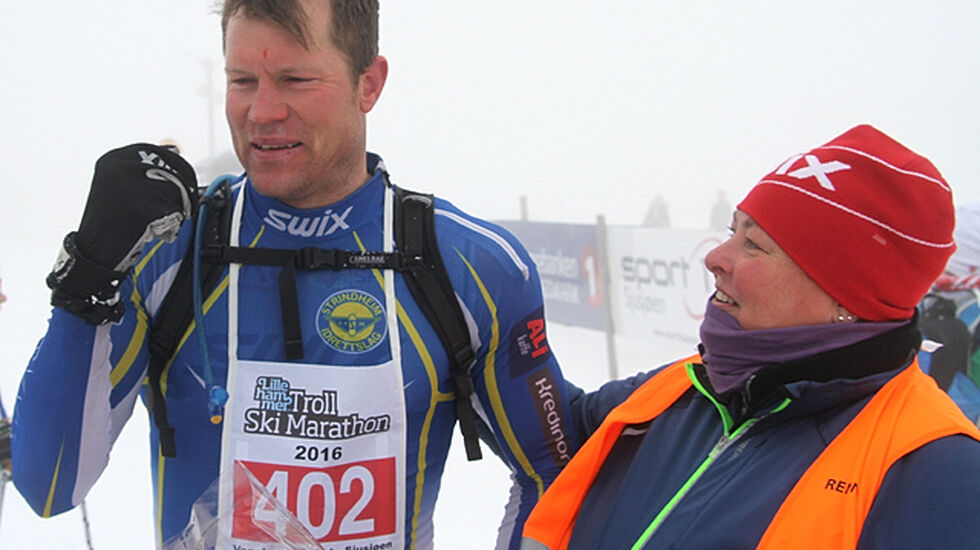 Håvard Hansen, her sammen med rennleder Turi Elise Kaus, etter å ha staket seg til nok en seier fra Venabygdsfjellet til Sjusjøen. (Foto: Kjell Arild Andersen)