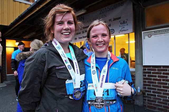 Marit Myhre Fanebust og Karoline Myhre Fanebust viser frem medaljen som viser at de har vært med på minst 5 løp. Begge to har faktisk vært med på alle 8.