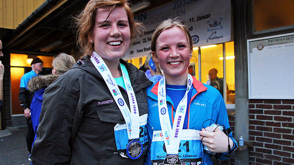 Marit Myhre Fanebust og Karoline Myhre Fanebust viser frem medaljen som viser at de har vært med på minst 5 løp. Begge to har faktisk vært med på alle 8.