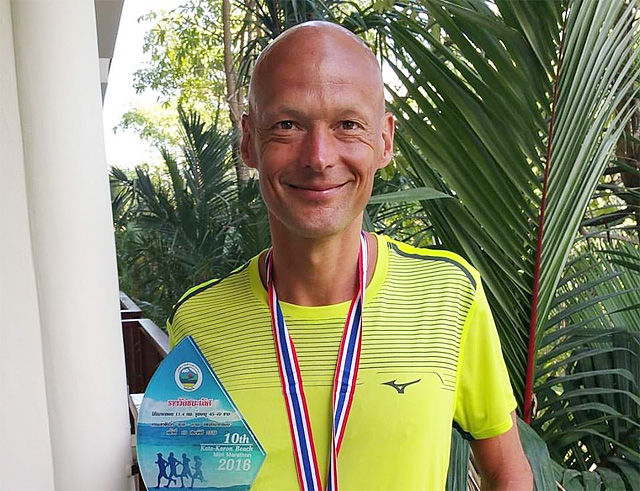 Det ble andreplass og premie på Erik Bergersen etter en varm løpsopplevelse i Thailand. (Foto: Malin Bergersen)