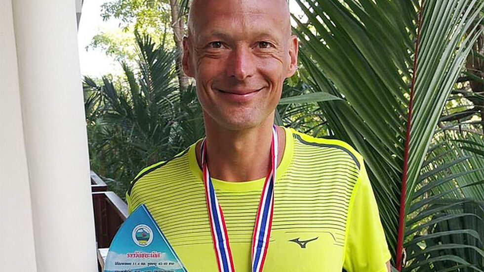 Det ble andreplass og premie på Erik Bergersen etter en varm løpsopplevelse i Thailand. (Foto: Malin Bergersen)
