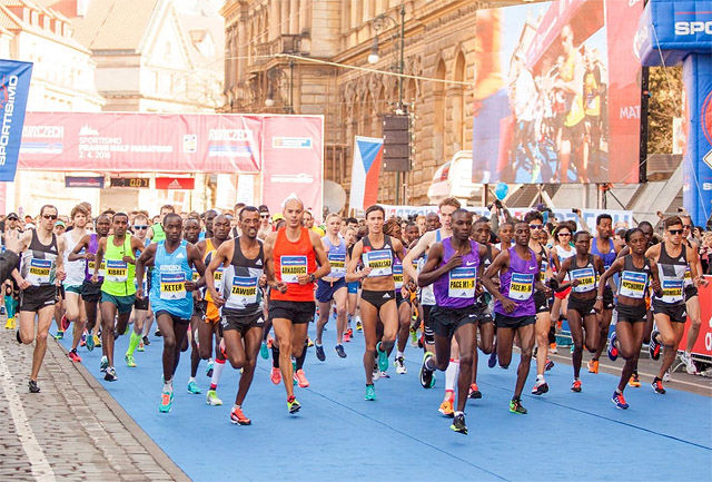 Det var meget høyt nivå i både kvinne- og herreklassen i årets Praha Halvmaraton. (Foto: arrangøren) 