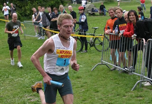 Marius Bakken er en av mange svært gode løpere som har løpt DHL- eller Manpowerstafetten. Her ser vi han lange ut på Ekeberg i 2005. (Foto: Runar Gilberg) 