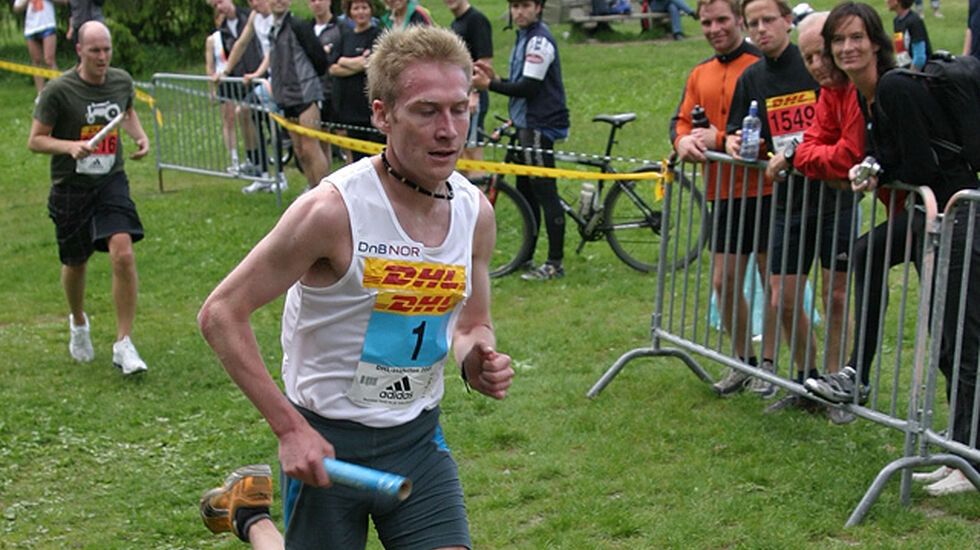 Marius Bakken er en av mange svært gode løpere som har løpt DHL- eller Manpowerstafetten. Her ser vi han lange ut på Ekeberg i 2005. (Foto: Runar Gilberg) 