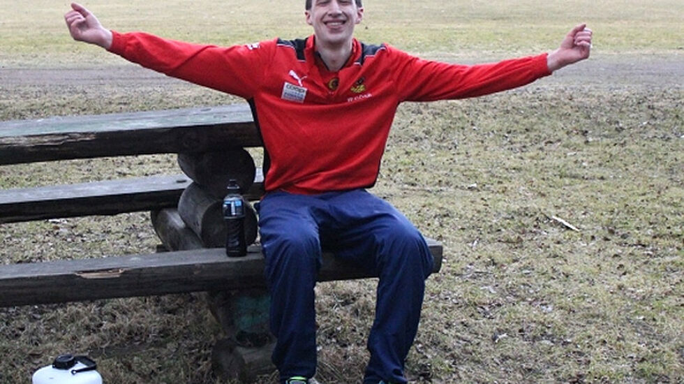 Det var godt for André Rangelind å sette seg ned etter å ha løpt over 90 km på 6 timer. (Foto: arrangøren) 