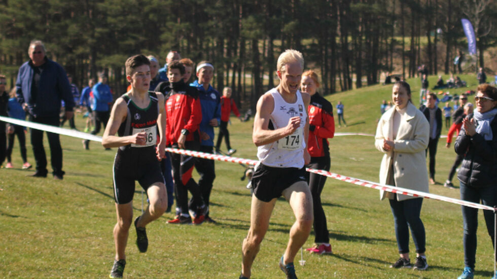 Hans Kristian Fløystad med et lite overtak på Jakob Ingebrigtsen på oppløpet. (Foto: Lise Bentsen)