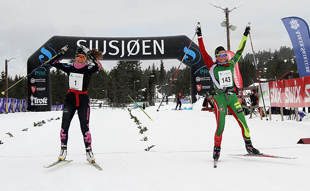 Skiskyttertalentene Hanne Eggen Persson og Juni Arnekleiv koste seg med sesongavslutningen i Sjusjøen Fri.