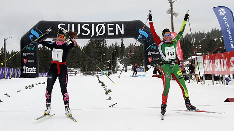 Skiskyttertalentene Hanne Eggen Persson og Juni Arnekleiv koste seg med sesongavslutningen i Sjusjøen Fri. 