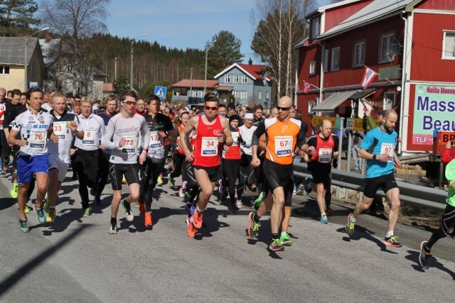 Vinner Janis Arsenikov (34) helt i starten av løpet side om side med Birger Andreas Bråthen (67) og Ole Edvard Bjørnstad (97) som sluttet som hhv. nr. 4 og 3. Vinner Janis Arsenikov (34) helt i starten av løpet side om side med Birger Andreas Bråthen (67) og Ole Edvard Bjørnstad (97) som sluttet som hhv. nr. 4 og 3.