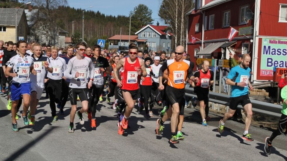 Vinner Janis Arsenikov (34) helt i starten av løpet side om side med Birger Andreas Bråthen (67) og Ole Edvard Bjørnstad (97) som sluttet som hhv. nr. 4 og 3. 
