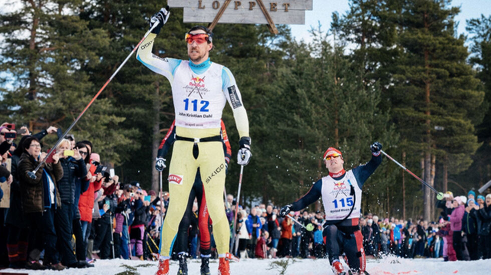 John Kristian Dahl i seierens sur-søte øyeblikk søndag med Øyvind Moen Fjeld til høyre og Anders Aukland delvis skjult bak Dahl. (Foto: Magnus Osth)