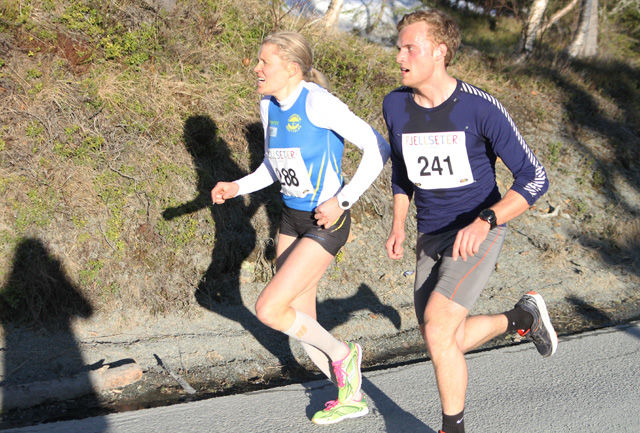 Damevinner: Anne Nevin, Strindheim, i innspurten mot nok en seier i Fjellseterløpet på ny løyperekord 34:18. En forbedring på 10 sekunder av hennes egen rekord fra 2014 og over minuttet raskere enn hennes egen vinnertid i fjor 35:41. Nr 241 er Geir Olav Roset, NTNUI Langrenn, som fikk tiden 34:16 (Foto: Sol Haugen)