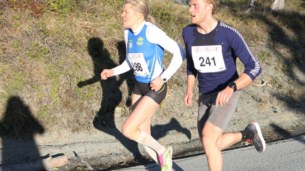 Damevinner: Anne Nevin, Strindheim, i innspurten mot nok en seier i Fjellseterløpet på ny løyperekord 34:18. En forbedring på 10 sekunder av hennes egen rekord fra 2014 og over minuttet raskere enn hennes egen vinnertid i fjor 35:41. Nr 241 er Geir Olav Roset, NTNUI Langrenn, som fikk tiden 34:16 (Foto: Sol Haugen)