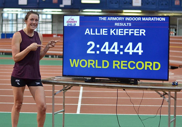 Allie Kieffer løp på 2.44.44 og forbedra innendørsverdensrekorden på maraton med over 9 minutter. (Foto: arrangøren) 