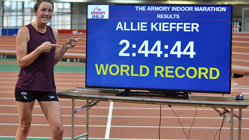Allie Kieffer løp på 2.44.44 og forbedra innendørsverdensrekorden på maraton med over 9 minutter. (Foto: arrangøren) 
