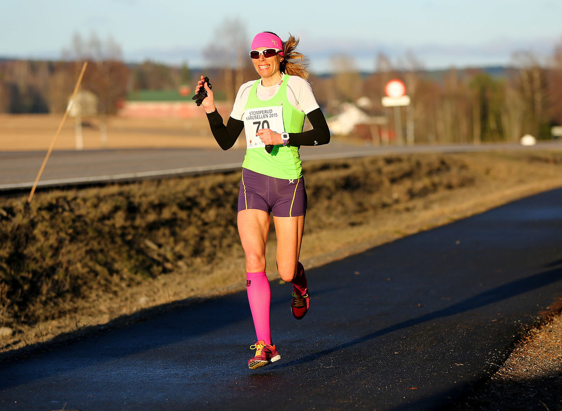 Dorte Foss på vei til seier i åpningsløpet i Stomperudkarusellen i år som i fjor (foto: Bjørn Hytjanstorp).