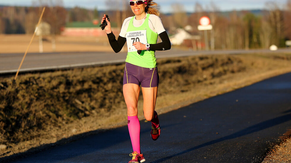 Dorte Foss på vei til seier i åpningsløpet i Stomperudkarusellen i år som i fjor (foto: Bjørn Hytjanstorp).