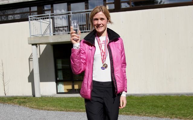 Tonje Brande med deltakermedalje, 5-års medalje og klassevinnerpokal. Vandrepokalen for beste kvinne fikk hun seinere. Foto: Helge Fuglseth