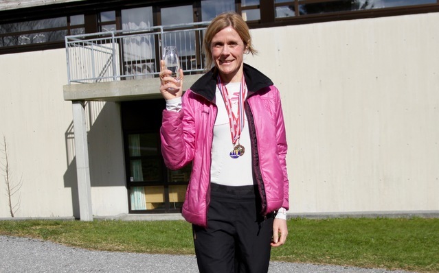 Tonje Brande med deltakermedalje, 5-års medalje og klassevinnerpokal. Vandrepokalen for beste kvinne fikk hun seinere. Foto: Helge Fuglseth