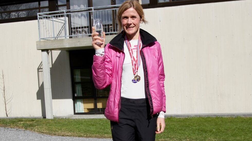 Tonje Brande med deltakermedalje, 5-års medalje og klassevinnerpokal. Vandrepokalen for beste kvinne fikk hun seinere. Foto: Helge Fuglseth