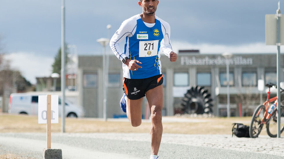 Ebrahim Abdulazi vant årets Trønderjogg slik han gjorde i fjor. Men tiden var 17 sekunder raskere i år. Foto: Helge Langen