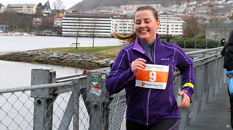 Marthe Brenden kommer tilbake til mål og området rundt ADO-Arena, løypen går over en gangbro fra brannstasjonen.