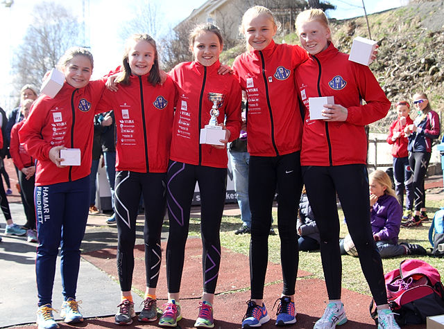Hamar IL Friidretts fem raske jenter som vant klasse 10-14 år.