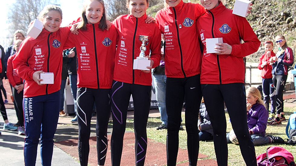 Hamar IL Friidretts fem raske jenter som vant klasse 10-14 år.